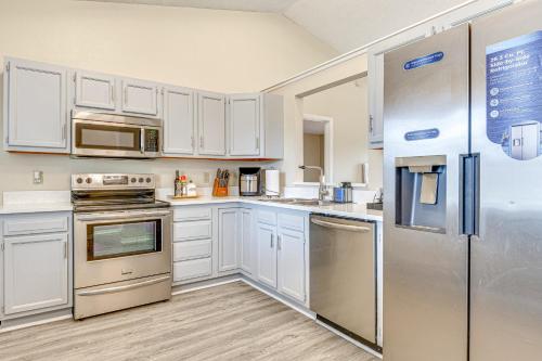 Η κουζίνα ή μικρή κουζίνα στο Westfield Home with Furnished Patio 2 Mi to Park St