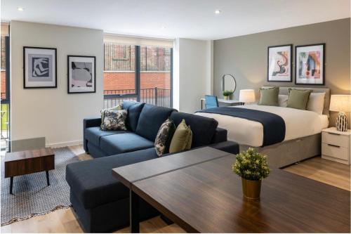 Posezení v ubytování Richmond Row by L3 Apartments