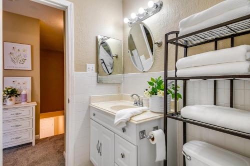 Ένα μπάνιο στο College Station Gem with Pool Access Near University
