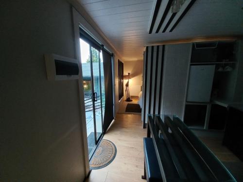 un couloir avec des bancs dans une pièce avec une fenêtre dans l'établissement 9 Serendipity Stay, à George