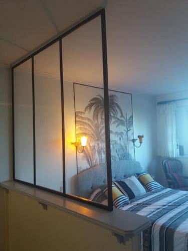 Cette chambre dispose d'un lit avec une grande paroi en verre. dans l'établissement biarritz cote des basques VUE SUR MER, à Biarritz