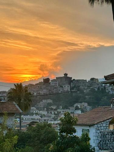 un coucher de soleil sur une ville avec un château sur une colline dans l'établissement Dolce Vita, Spa, Cagnes Sur Mer, à Cagnes-sur-Mer