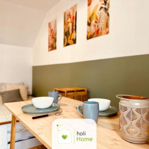 une table en bois avec deux bols et des assiettes dans l'établissement H8-4 Petite parenthèse de la Villéon, à Fougères