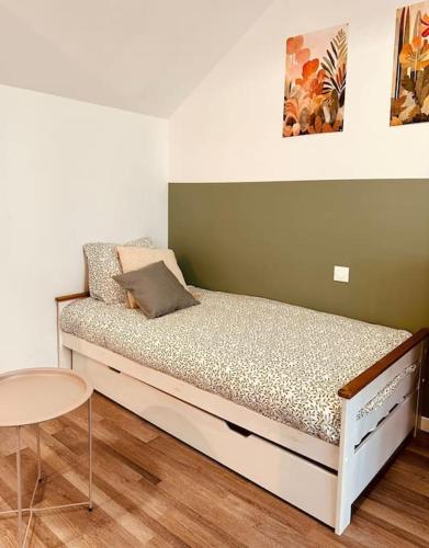 une chambre avec un lit et une table dedans dans l'établissement H8-4 Petite parenthèse de la Villéon, à Fougères