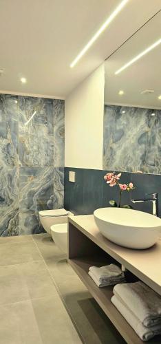 a bathroom with two sinks and a large mirror at Apartament 59 in Brenzone sul Garda
