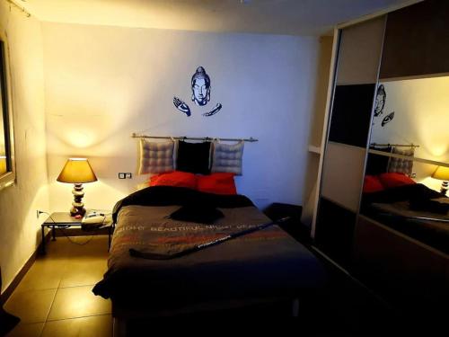 une chambre avec un lit dans une pièce dans l'établissement Maison avec piscine, à Alata