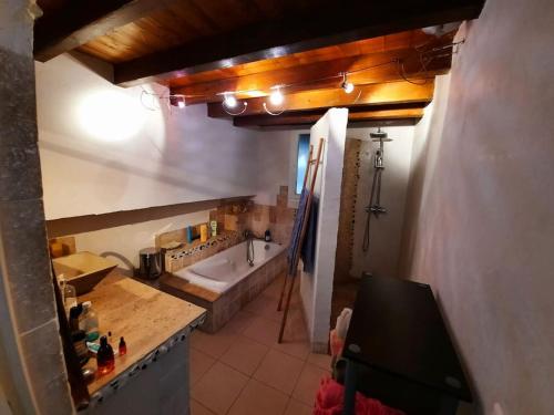 - une cuisine avec un évier et une baignoire dans l'établissement Maison avec piscine, à Alata