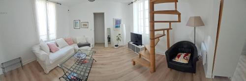 - un salon avec un canapé blanc et une échelle dans l'établissement In the heart of Le Marais Paris, à Paris