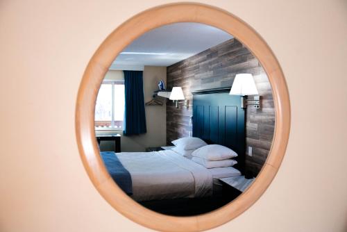 Ένα ή περισσότερα κρεβάτια σε δωμάτιο στο Salida Inn & Monarch Suites