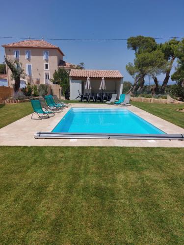 une villa avec piscine et une maison dans l'établissement Gîte Familial au cœur des vignes, à Béziers