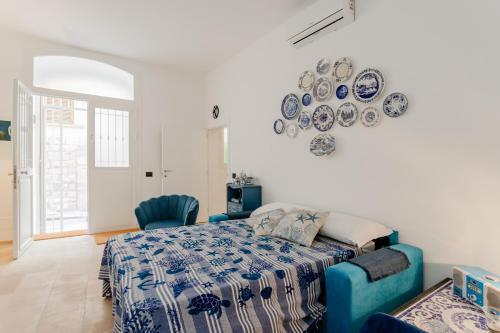 una camera da letto con un letto e piatti appesi al muro di Albachiara Home ad Andria