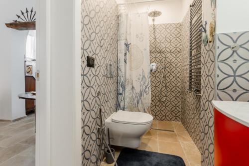 un bagno con un water e un lavandino di Albachiara Home ad Andria