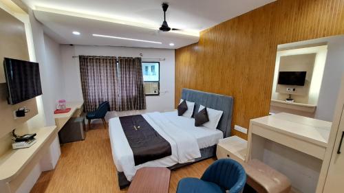 TV a/nebo společenská místnost v ubytování Hotel Dhruv Palace