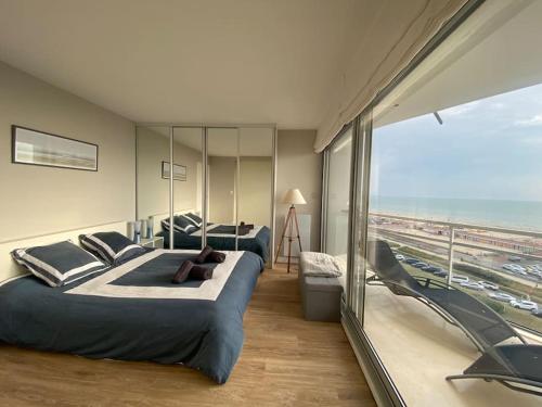 une chambre avec deux lits et une vue sur l'océan dans l'établissement Le Front de mer - Centre-ville - Vue mer - Parking gratuit, à Le Touquet-Paris-Plage