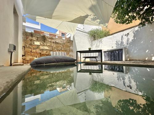 a reflection of a pool of water in a house at Lu Parmientu in Parabita