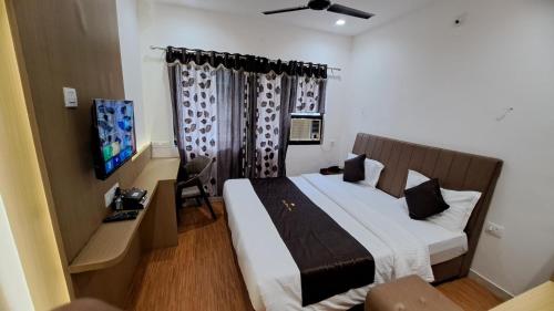 Postel nebo postele na pokoji v ubytování Hotel Dhruv Palace