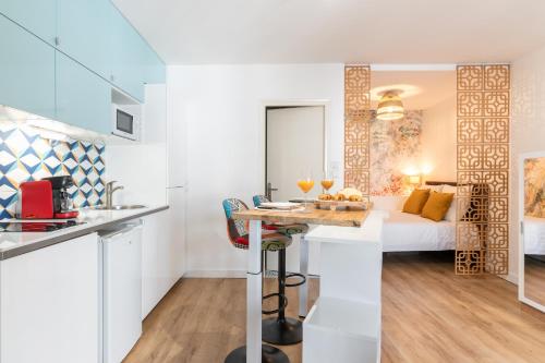 une cuisine et une chambre avec un lit et une table dans l'établissement NEW OPEN - Le secret - Netflix - Centre ville, à Nantes