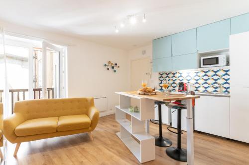 - une cuisine avec un canapé et une table dans une chambre dans l'établissement NEW OPEN - Le secret - Netflix - Centre ville, à Nantes