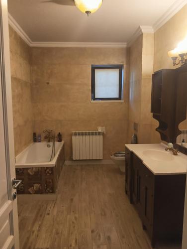 une salle de bain avec une baignoire, des toilettes et un lavabo dans l'établissement Clarice, 