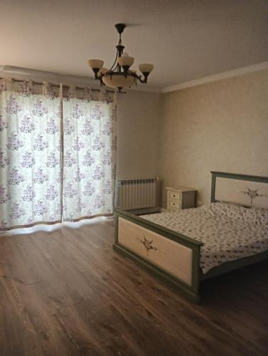 une chambre avec un lit et une grande fenêtre dans l'établissement Clarice, 