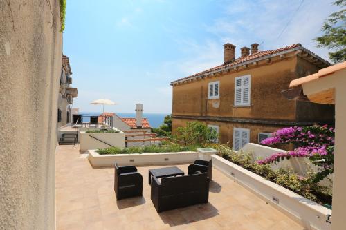 White & Co Villa And Apartments