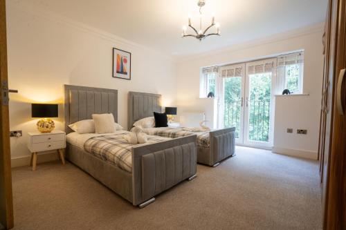 Postel nebo postele na pokoji v ubytování Emirates House, Luxe 5 Bed, with King sized Beds, next to Aiport & NEC, JLR 5 mins