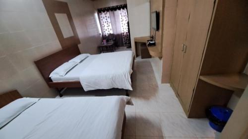 Postel nebo postele na pokoji v ubytování Hotel Dhruv Palace