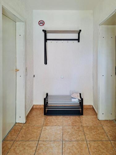 a room with a bench in the corner of a room at Apartman Radulovic in Negotin