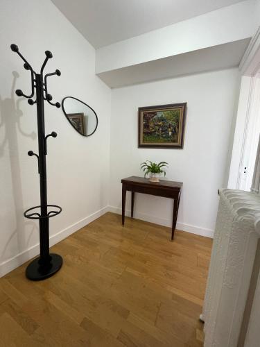 Cette chambre comprend un miroir mural et une table. dans l'établissement Le Bassin, à Honfleur