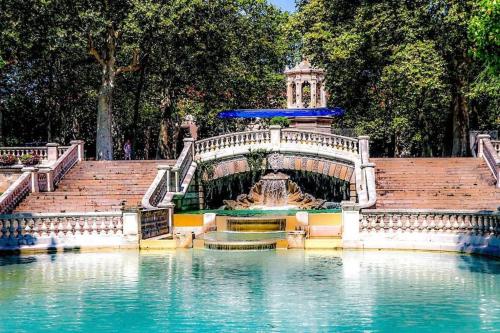 a fountain in the middle of a pool of water at Les Minoteries Aux portes de la gastronomie in Dijon