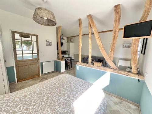 a bedroom with a bed and a flat screen tv at Plain-pied avec terrasse à 5 minutes de Berck in Verton