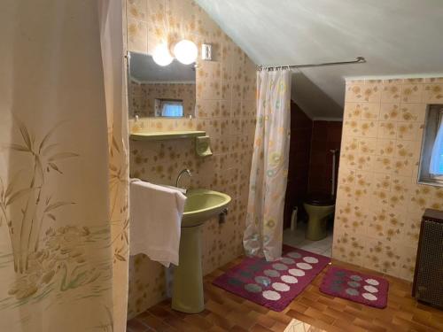 ein Badezimmer mit Waschbecken und Dusche in der Unterkunft Jókai 10 Vendégház Csongrád in Csongrád