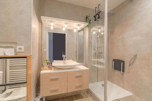 une salle de bain avec un lavabo et une douche dans l'établissement Appartement fonctionnel et bien situé, coeur 6ème, à Lyon