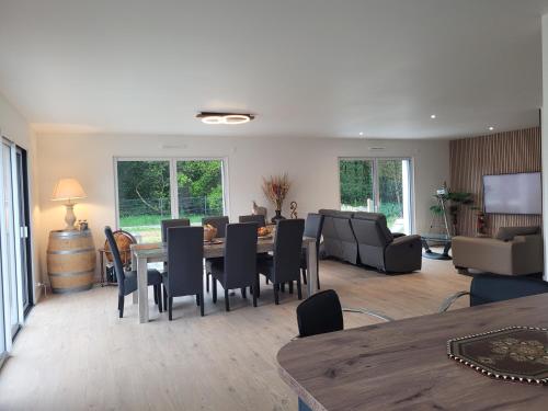 un salon avec une table et des chaises dans l'établissement Le 113 Bis Saint Hilaire de Riez, à Saint-Hilaire-de-Riez