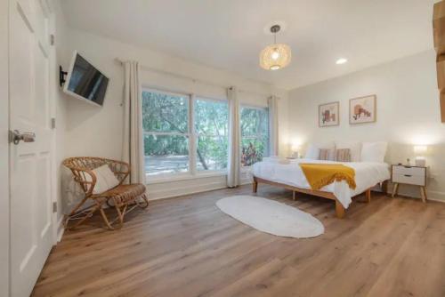 Un dormitorio con una cama y una ventana grande. en 9BR Heated Pool Hot Tub Sleeps 25, en Largo