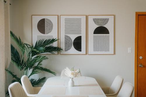 ein Esszimmer mit einem weißen Tisch und weißen Stühlen in der Unterkunft New Modern 3BR, Gym, Workspace, Quiet Location in Chicago