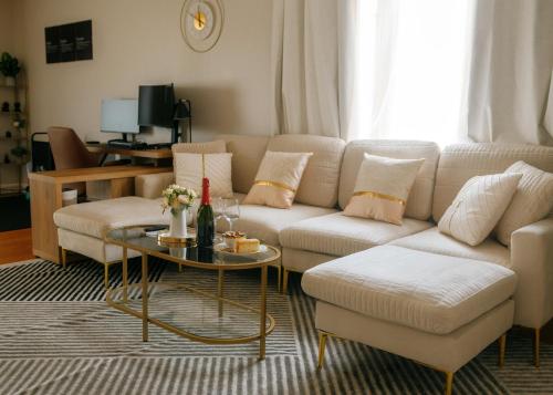 ein Wohnzimmer mit Couch und Tisch in der Unterkunft New Modern 3BR, Gym, Workspace, Quiet Location in Chicago