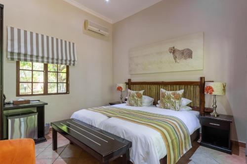 Ένα ή περισσότερα κρεβάτια σε δωμάτιο στο Emdoneni Lodge with Zululand Cat Conservation Project