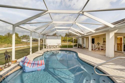 Πισίνα στο ή κοντά στο 3 BR Pool Home 9 Miles to Beach and Golf Courses