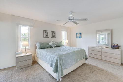 Ένα ή περισσότερα κρεβάτια σε δωμάτιο στο 3 BR Pool Home 9 Miles to Beach and Golf Courses