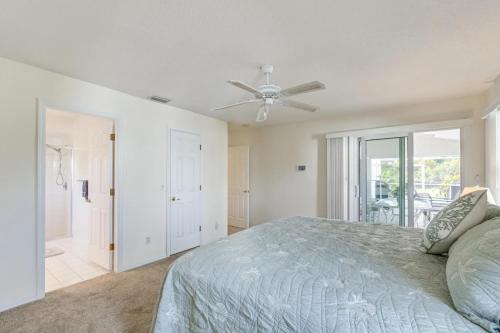 Ένα ή περισσότερα κρεβάτια σε δωμάτιο στο 3 BR Pool Home 9 Miles to Beach and Golf Courses