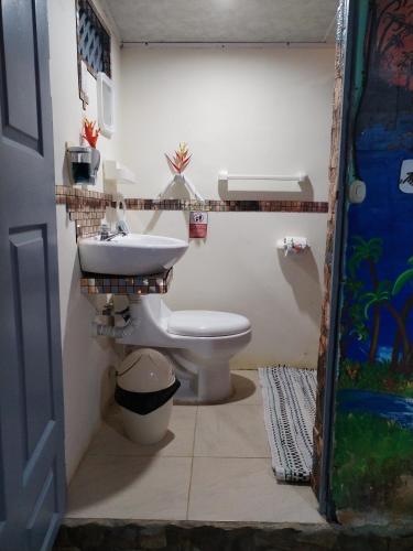 Un baño de Cabins yafeth osa drake bay
