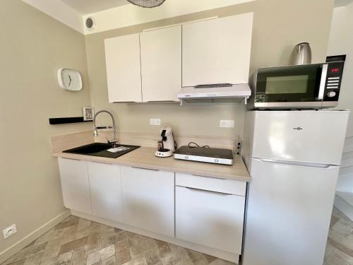 Η κουζίνα ή μικρή κουζίνα στο Maison avec Terrasse - 2 chambres confortables pour 4 à 6 personnes