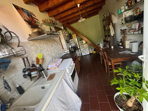 une cuisine avec un évier et une cuisinière dans l'établissement Chambre chez l'habitant à la campagne, à Mazerolles