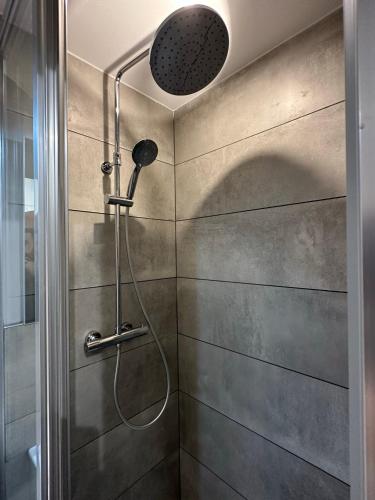 une douche avec pommeau de douche dans une salle de bain dans l'établissement Studio refait à neuf proche de la Gare de Lyon Perrache, à La Mulatière
