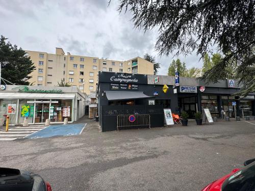 un parking devant un immeuble dans l'établissement Studio refait à neuf proche de la Gare de Lyon Perrache, à La Mulatière