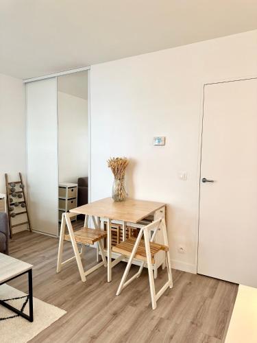 une salle à manger avec une table et des chaises dans l'établissement Appartment 5 min from Paris - parking included, à Levallois-Perret