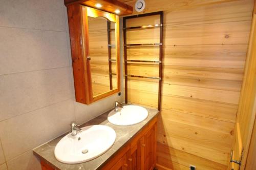 une salle de bain avec deux lavabos et un miroir dans l'établissement La Corne, à La Chapelle-dʼAbondance