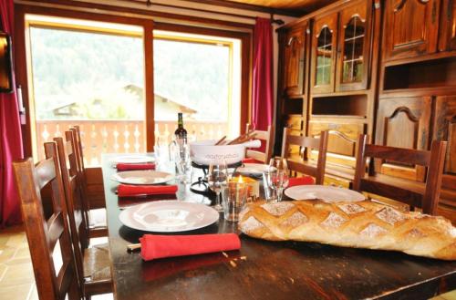 une table avec une grande miche de pain dessus dans l'établissement La Corne, à La Chapelle-dʼAbondance