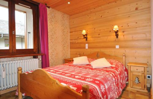 une chambre avec un lit dans une pièce en bois dans l'établissement La Corne, à La Chapelle-dʼAbondance